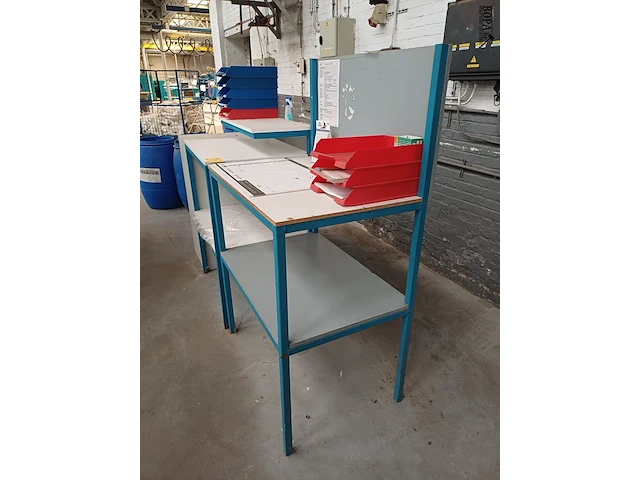 Lot 913 - werktafels en sorteerbakjes - afbeelding 2 van  3