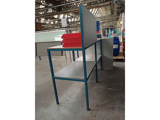 Lot 913 - werktafels en sorteerbakjes - afbeelding 3 van  3