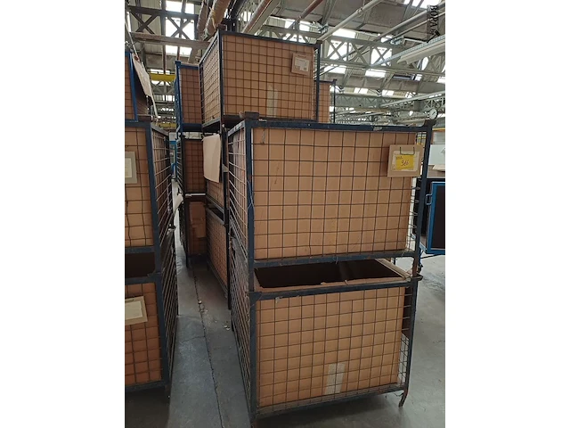Lot 916 - metalen stapelbak. 8 stuks - afbeelding 1 van  3