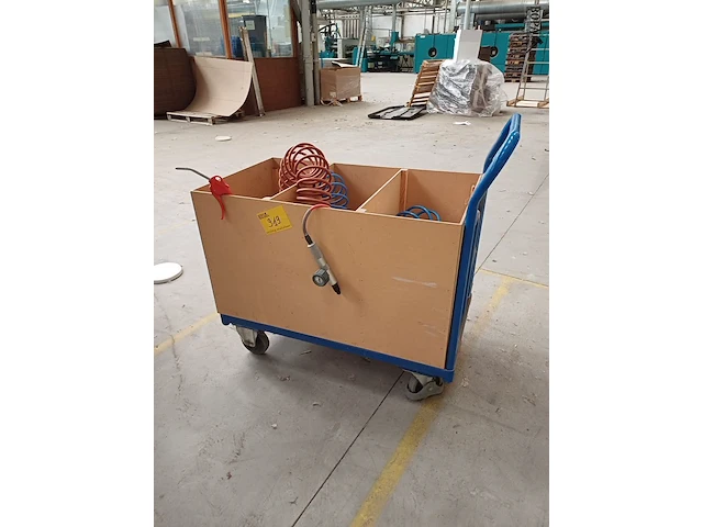 Lot 919 - transportkar met inhoud - afbeelding 1 van  5