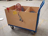 Lot 919 - transportkar met inhoud - afbeelding 1 van  5