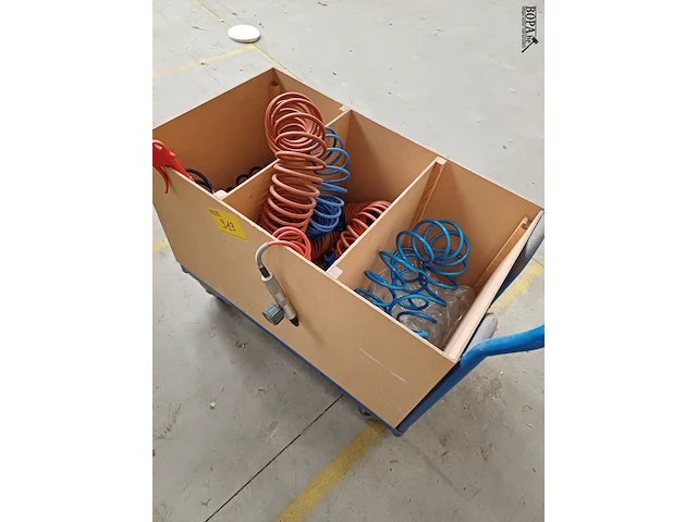 Lot 919 - transportkar met inhoud - afbeelding 2 van  5