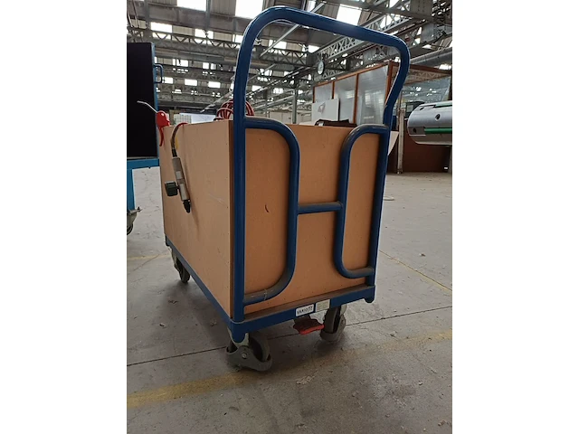 Lot 919 - transportkar met inhoud - afbeelding 4 van  5
