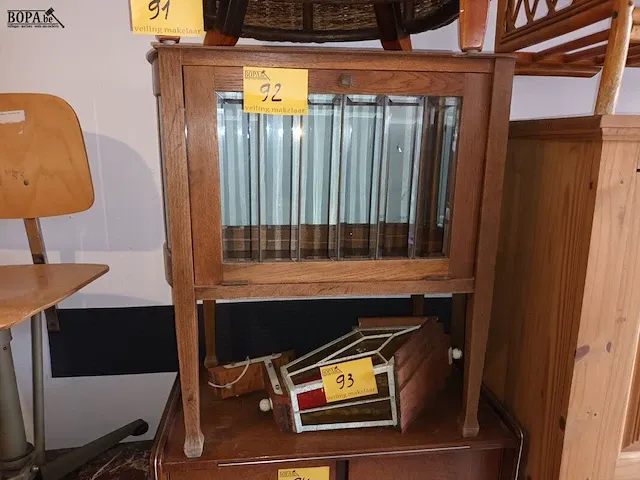 Lot 92 - antiek theekastje - afbeelding 1 van  5