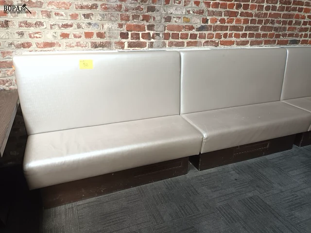 Lot 92 - beige muurbanken. 7 stuks - afbeelding 1 van  3