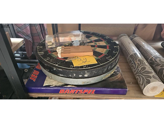 Lot 92 - dartsblokken en pijlen - afbeelding 1 van  3