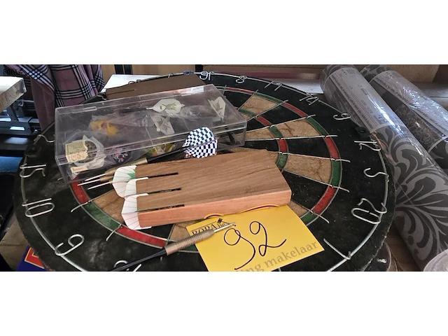 Lot 92 - dartsblokken en pijlen - afbeelding 2 van  3