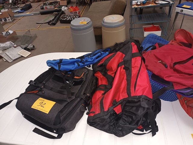 Lot 92 - draagtassen en kinderzitje. 7 stuks - afbeelding 1 van  4