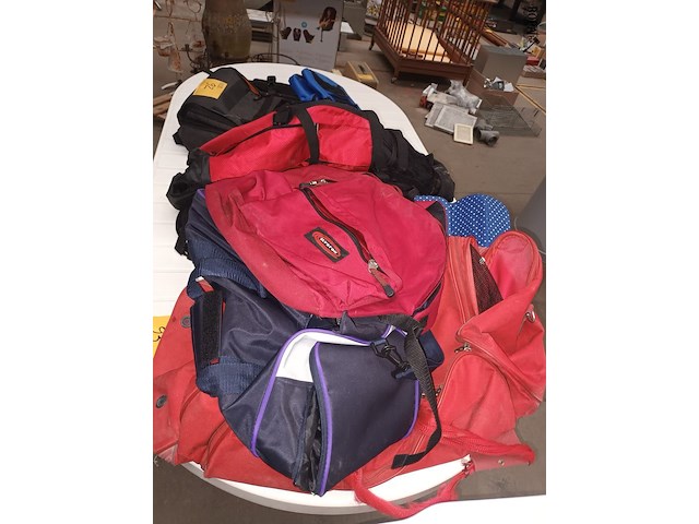 Lot 92 - draagtassen en kinderzitje. 7 stuks - afbeelding 2 van  4