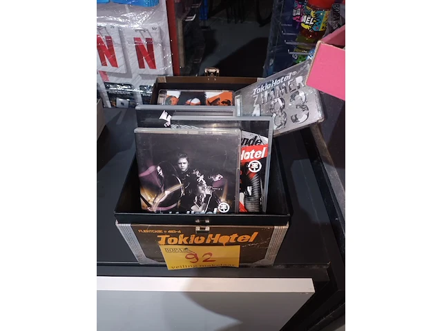 Lot 92 - kistje tokio hotel met inhoud - afbeelding 1 van  4