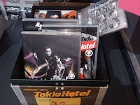 Lot 92 - kistje tokio hotel met inhoud - afbeelding 1 van  4