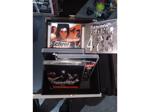 Lot 92 - kistje tokio hotel met inhoud - afbeelding 2 van  4