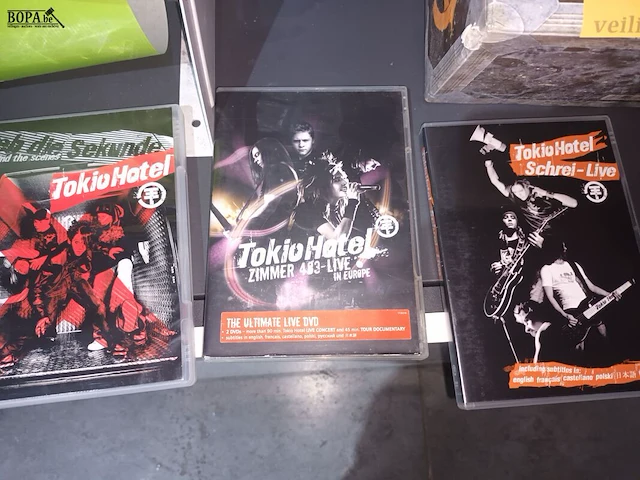 Lot 92 - kistje tokio hotel met inhoud - afbeelding 3 van  4