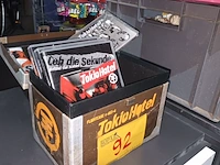 Lot 92 - kistje tokio hotel met inhoud - afbeelding 4 van  4