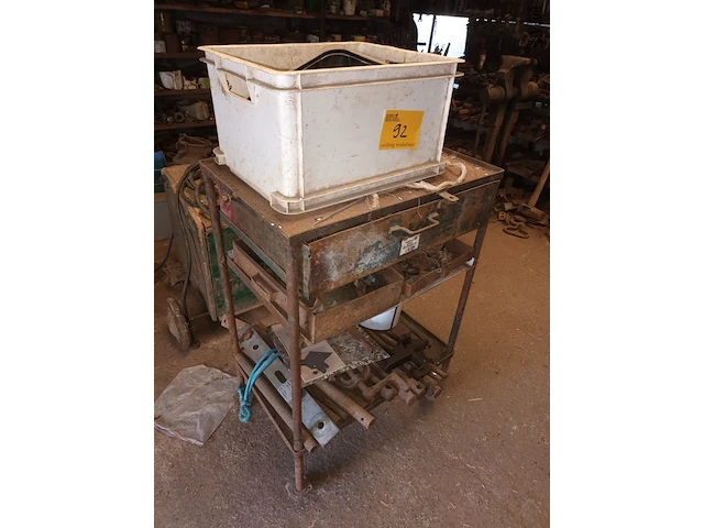Lot 92 - metalen materiaalkar - afbeelding 1 van  3