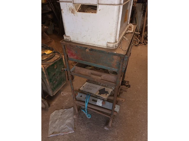 Lot 92 - metalen materiaalkar - afbeelding 2 van  3