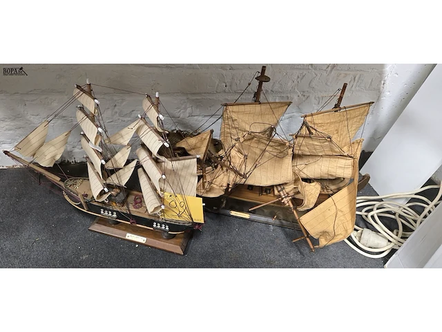 Lot 92 - modelboten 2 stuks - afbeelding 1 van  3