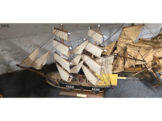 Lot 92 - modelboten 2 stuks - afbeelding 2 van  3