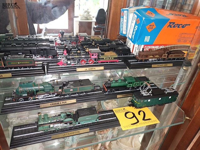 Lot 92 - modeltreinen. 9 stuks - afbeelding 1 van  5