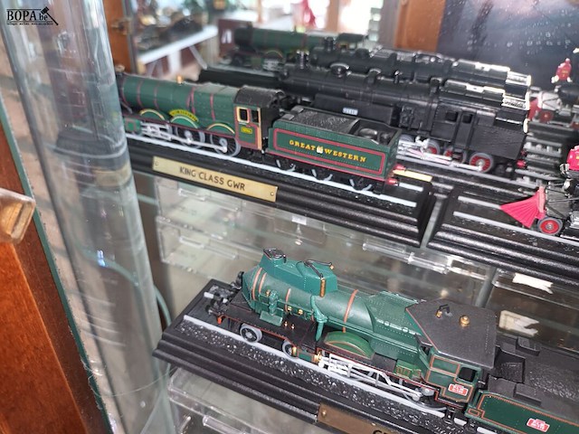 Lot 92 - modeltreinen. 9 stuks - afbeelding 4 van  5