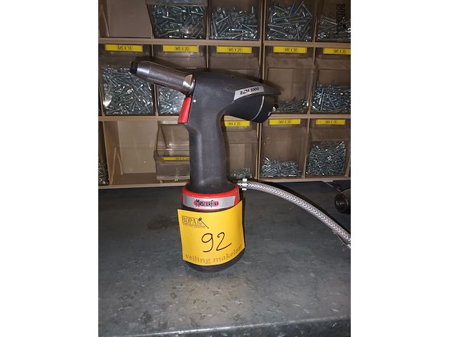 Lot 92 - pneumatische popnageltang masterfix - afbeelding 1 van  3
