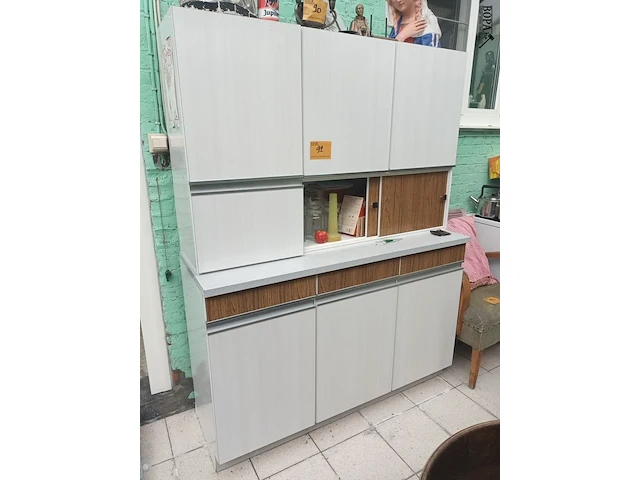 Lot 92 - vintage keukenkast - afbeelding 1 van  3