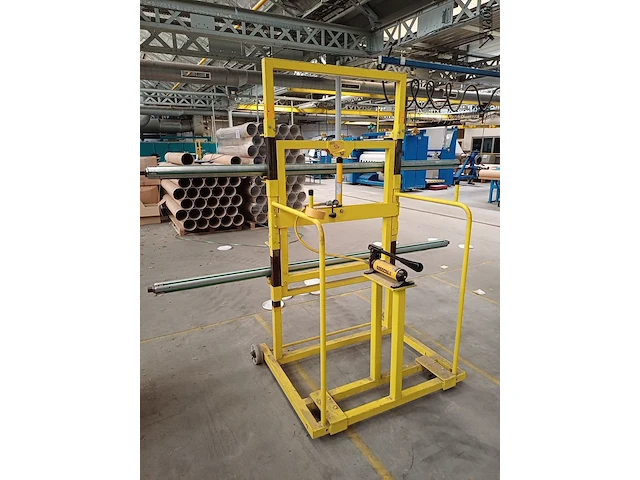 Lot 920 - industriële krik - afbeelding 1 van  6