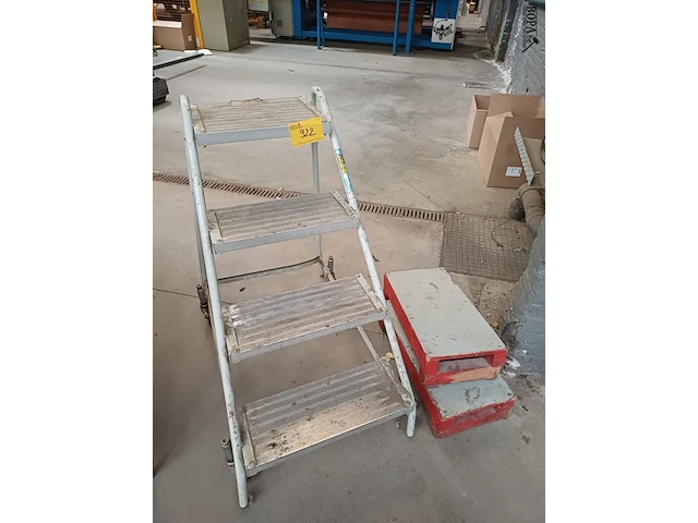 Lot 922 - mobiele platformladder - afbeelding 1 van  3