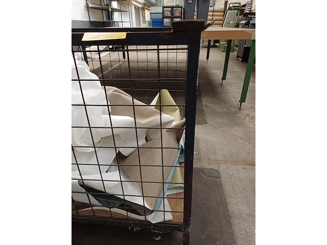 Lot 926 - metalen stapelbak - afbeelding 2 van  2