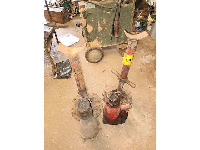 Lot 93 - autokrik en jackstands. 4 stuks - afbeelding 1 van  4