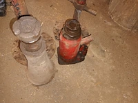 Lot 93 - autokrik en jackstands. 4 stuks - afbeelding 2 van  4