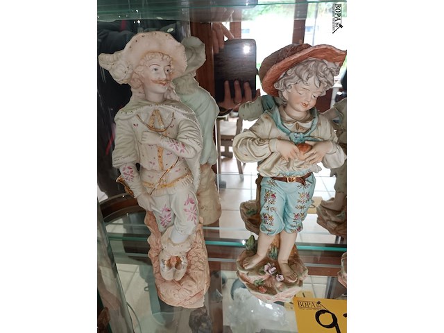 Lot 93 - beelden in porselein. 4 stuks - afbeelding 2 van  4