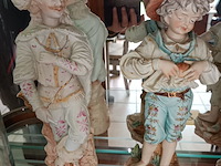Lot 93 - beelden in porselein. 4 stuks - afbeelding 2 van  4
