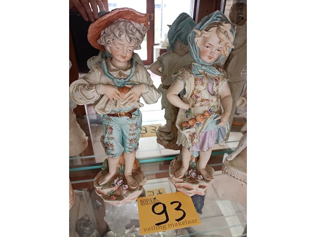 Lot 93 - beelden in porselein. 4 stuks - afbeelding 3 van  4