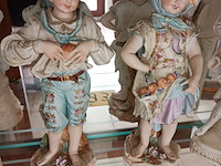 Lot 93 - beelden in porselein. 4 stuks - afbeelding 3 van  4