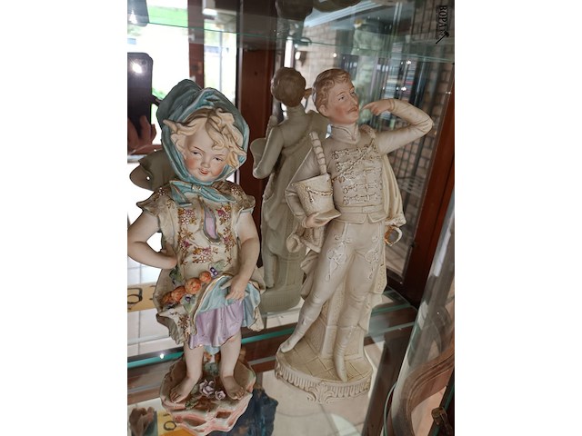 Lot 93 - beelden in porselein. 4 stuks - afbeelding 4 van  4