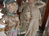 Lot 93 - beelden in porselein. 4 stuks - afbeelding 4 van  4