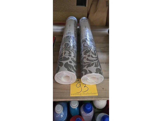 Lot 93 - behangpapier schuimvinyl op papier 2 rollen - afbeelding 1 van  2