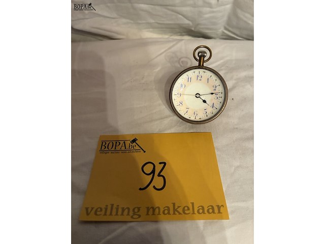 Lot 93 - glazen tafeluurwerk - afbeelding 1 van  4