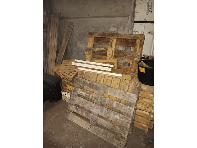 Lot 93 - lot brandhout - afbeelding 1 van  2