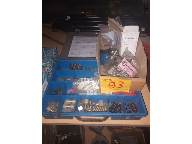 Lot 93 - lot ventielen voor banden - afbeelding 1 van  5