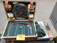 Lot 93 - picnick koffer, paraplu en bbq schalen - afbeelding 1 van  5
