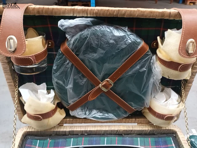 Lot 93 - picnick koffer, paraplu en bbq schalen - afbeelding 2 van  5