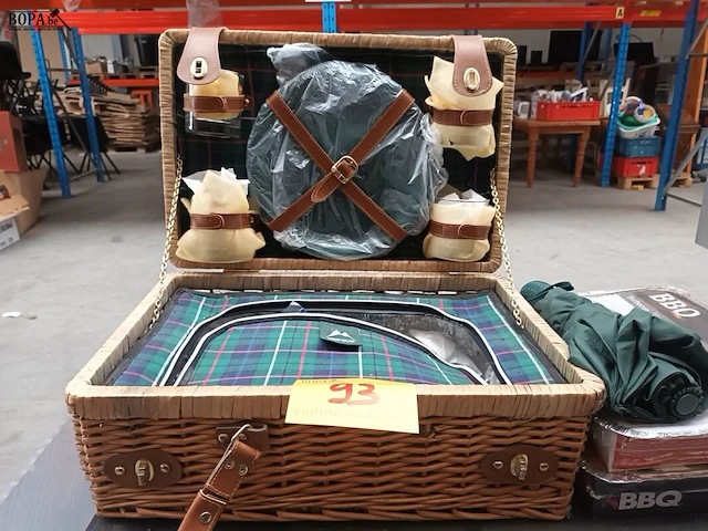 Lot 93 - picnick koffer, paraplu en bbq schalen - afbeelding 4 van  5
