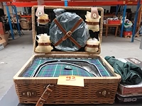 Lot 93 - picnick koffer, paraplu en bbq schalen - afbeelding 4 van  5