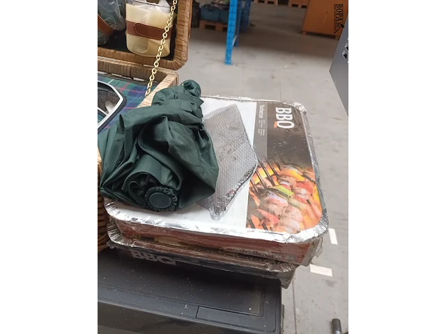 Lot 93 - picnick koffer, paraplu en bbq schalen - afbeelding 5 van  5