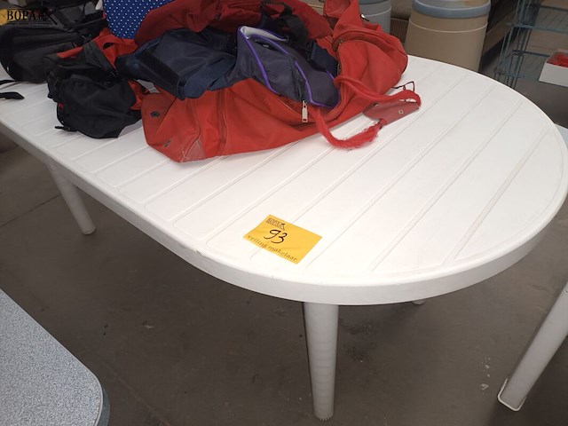Lot 93 - pvc tuintafel - afbeelding 1 van  3