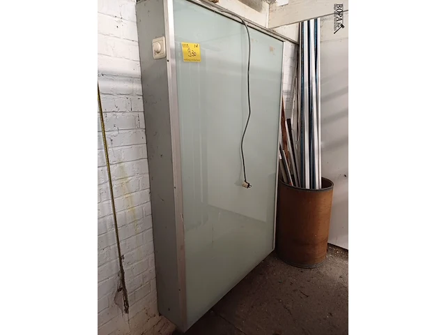 Lot 930 - tafel met lichtbak en wandlichtbak - afbeelding 2 van  5