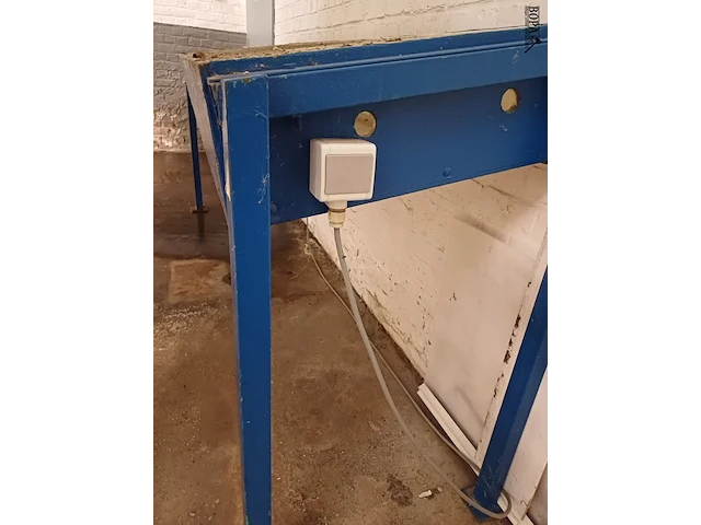 Lot 930 - tafel met lichtbak en wandlichtbak - afbeelding 4 van  5