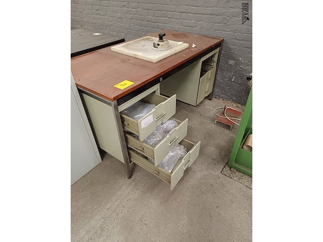 Lot 934 - bureau - afbeelding 2 van  3